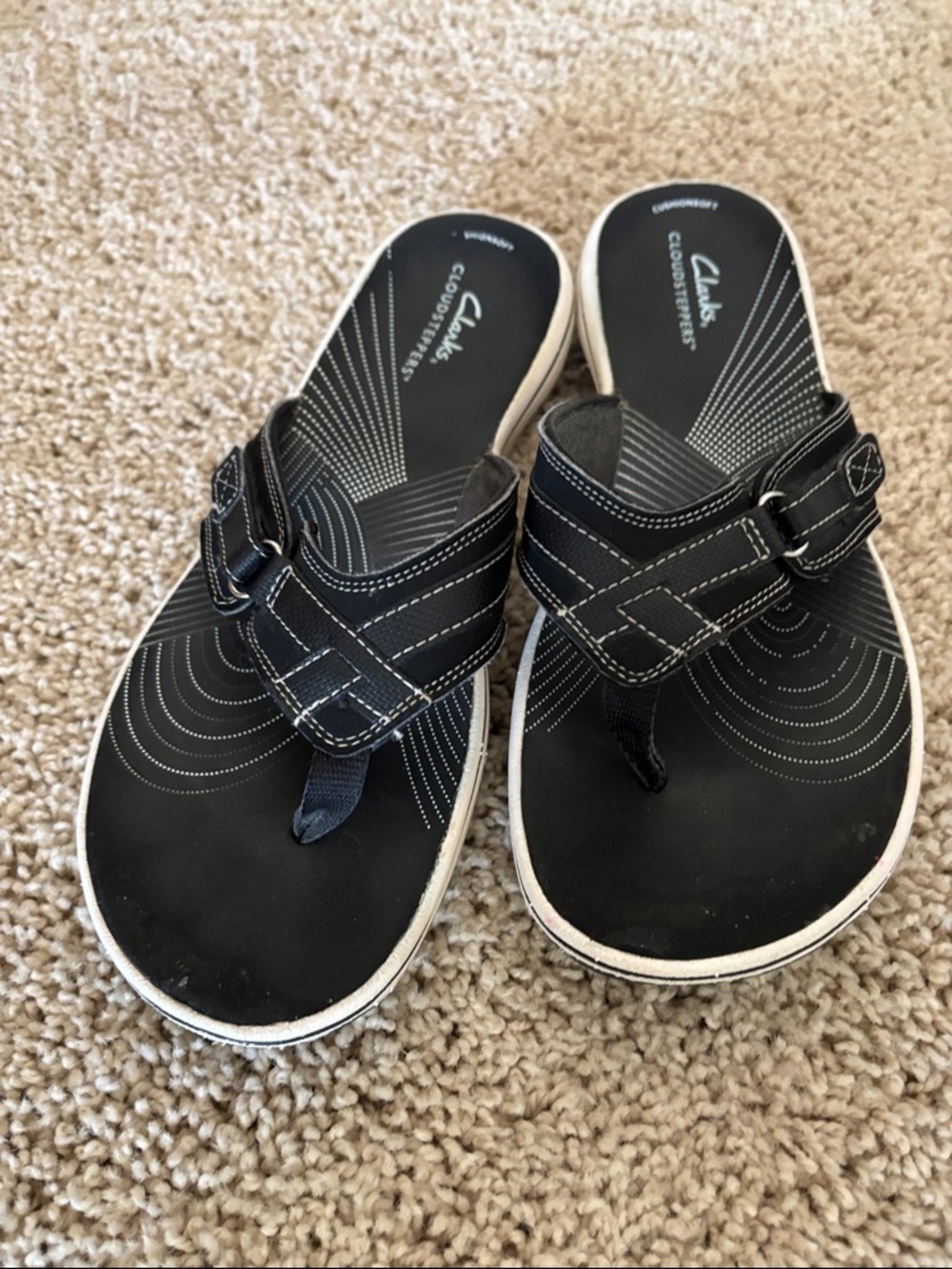 Clarks Black and White Cloudsteppers Comfort Flip Flops - Picture 2 of 2